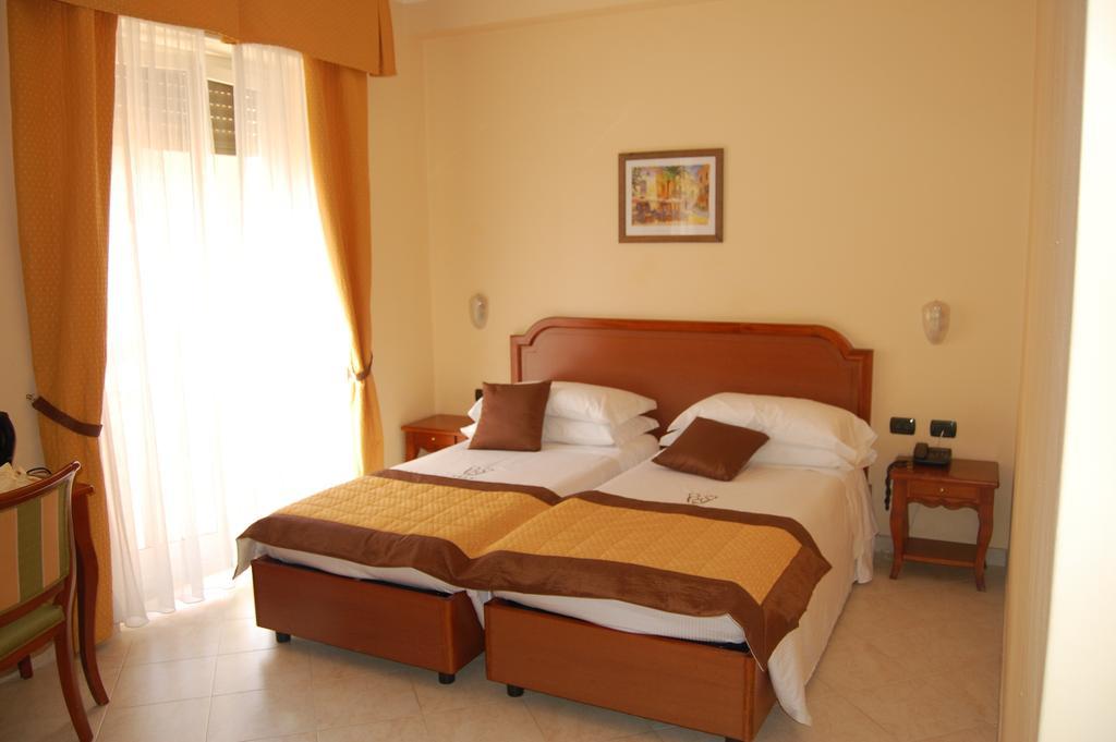 Grand Hotel Moroni Finale Ligure Rom bilde