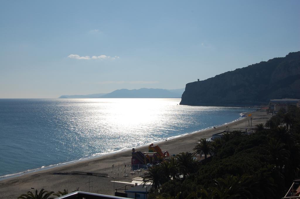 Grand Hotel Moroni Finale Ligure Rom bilde